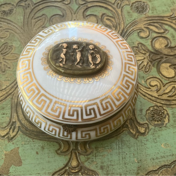 Antique Royal Vienna Beehive Mark Hinged Trinket Box Greek Key Cherubs - Picture 1 of 9